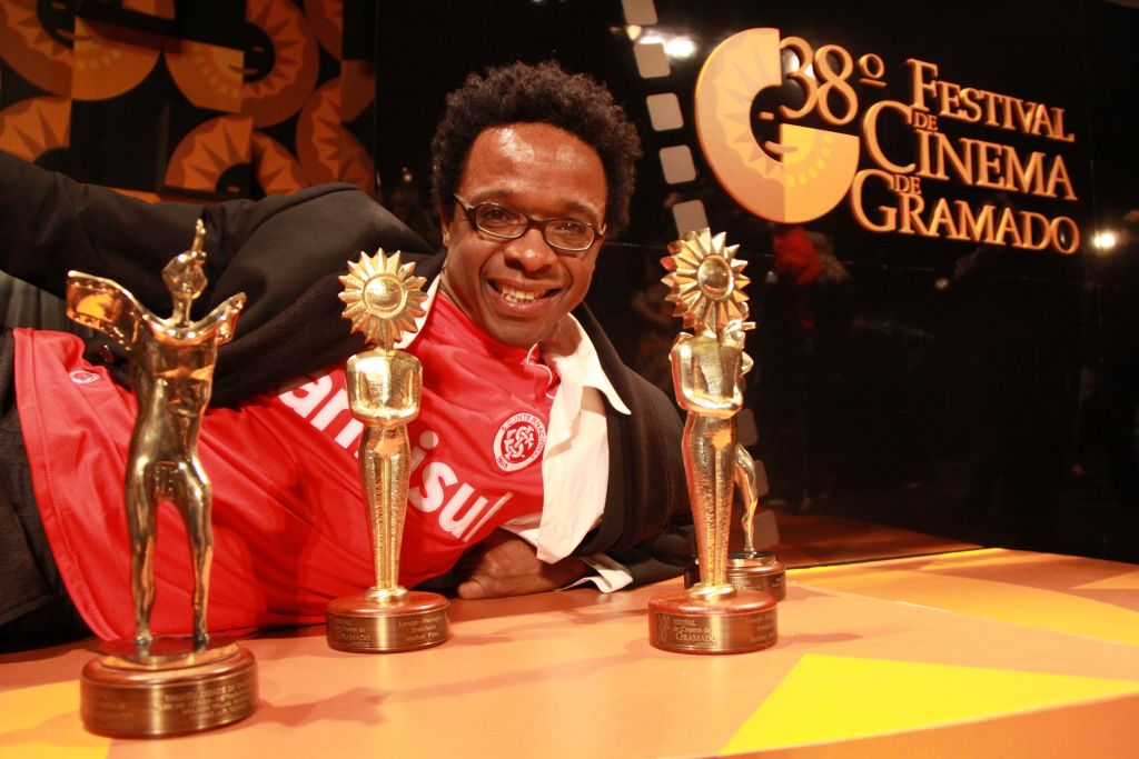 Jeferson De na noite da premiação: explosão de alegria em palco do festival. Bróder tem contrapartida social e segue trilha de Cidade de Deus | Edson Vara/Pressphoto