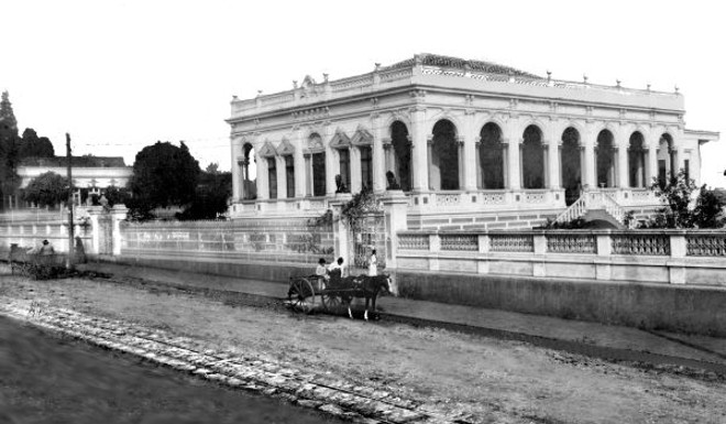 A mansão dos Glaser aparece imponente na Comendador Araújo, nos primórdios de 1909. A rua era servida, então, por uma linha de bondes de mulas |