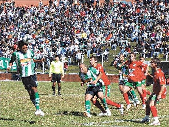 Arapongas (verde e branco) venceu a Lusinha e ainda sonha com a vaga na elite paranaense em 2011 | 