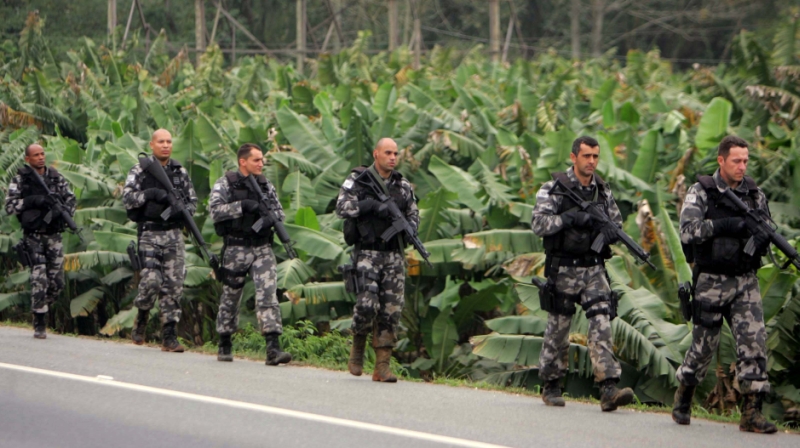 Polícia manteve cerco a Paulo Tutancamon durante todo o dia de ontem, em Joinville, mas não obteve sucesso nas buscas: caçada continua por tempo indeterminado | Fotos: Ivonaldo Alexandre/Gazeta do Povo