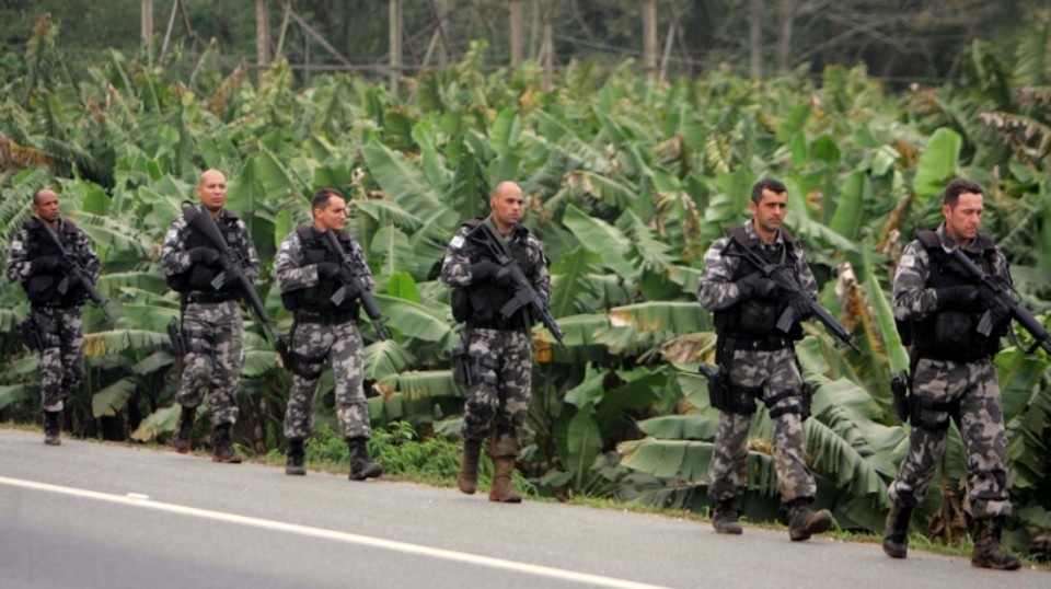 Polícia manteve cerco a Paulo Tutancamon durante todo o dia de ontem, em Joinville, mas não obteve sucesso nas buscas: caçada continua por tempo indeterminado | Fotos: Ivonaldo Alexandre/Gazeta do Povo