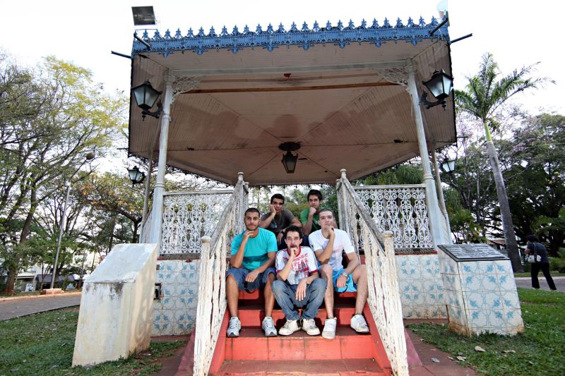 Ygor, Luís Guilherme, Felipe, Edson e Lucas, moradores de Santo Antônio da Platina: sonho de fazer uma faculdade esbarra na pouca oferta de cursos superiores na região do Norte Pioneiro | Albari Rosa / Gazeta do Povo