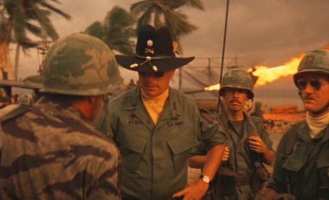 Em Apocalypse Now, filme de 1979, como o tenente-coronel Kilgore |