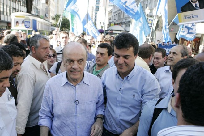Serra e Richa caminham na Rua XV, em Curitiba: cidade virou fortaleza do PSDB. | 