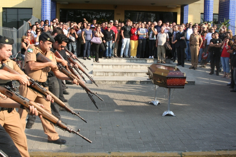 Ao fim do velório, policiais deram três salvas de tiros em homenagem ao delegado Zuba: corpo foi levado para cremação | Salva Giovani Santos/SESP