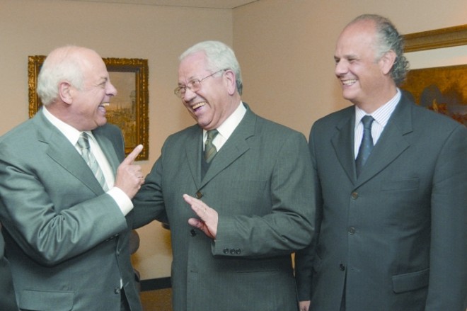 O presidente da Associação Comercial, Edson Ramon (à esq.), com o ex-ministro Luiz Carlos Borges da Silveira (ao centro) e Marco Antonio Peixoto, novo coordenador do Conselho Político da Casa. A posse foi na quinta-feira |