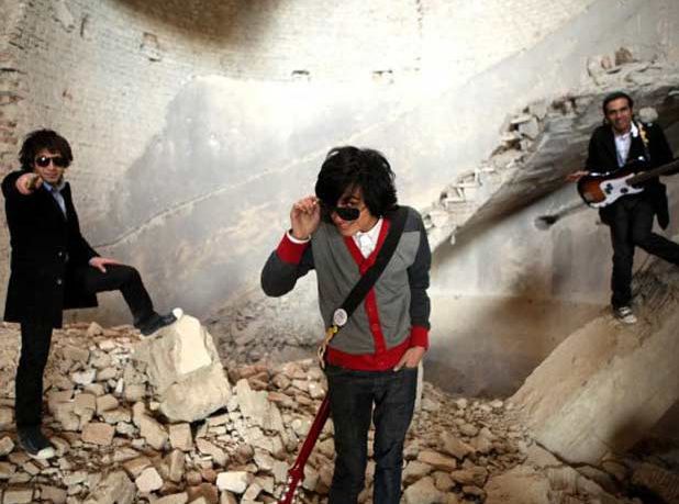 Os integrantes da banda posam em prédio em ruínas da capital do Afeganistão | Divulgação