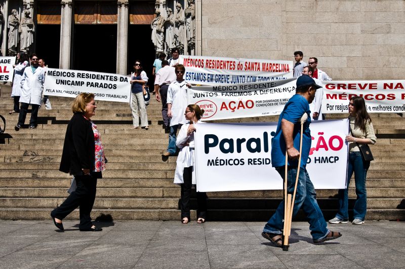 Com faixas e palavras de ordem, médicos-residentes de São Paulo protestaram contra a baixa remuneração na Praça da Sé | Alessandro Shinoda / Folhapress