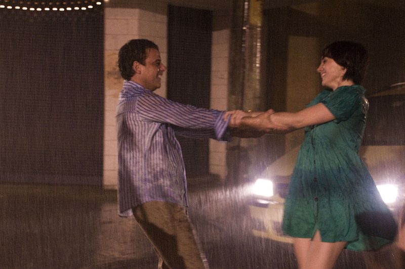 Angelo Antonio e Simone Spoladore dançam na chuva em Não se Pode Viver sem Amor, de Jorge Durán | Divulgação