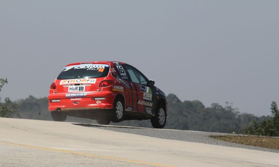Experiência Nas duas primeiras voltas (das três que tinha direito) Rafael Túlio contou com a experiência em rali para colocar seu Peugeot 206 (135 cv) entre os primeiros colocados, mas na última os rivais já estavam habituados ao traçado da pista e fizeram valer os motores mais potentes (acima dos 300 cv). Túlio terminou com o 8º melhor tempo (3min04s97) | Cassiano Correia/Creative Studio