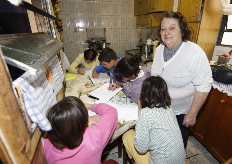 Roseli Vidal cuida dos cinco netos na Vila Torres: escola em tempo integral permite que ela trabalhe tranquila como carrinheira, enquanto as crianças estudam | Aniele Nascimento/Gazeta do Povo
