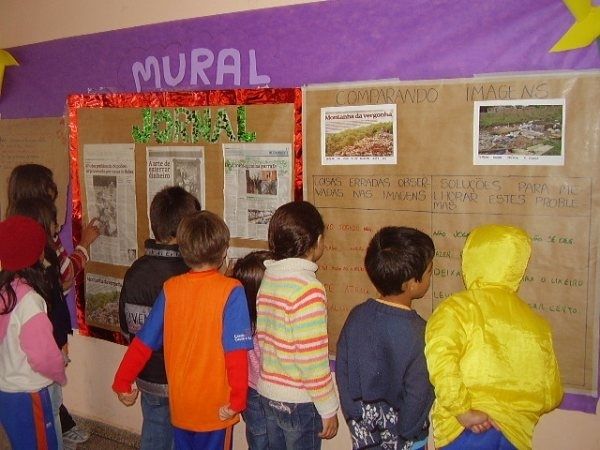 Utilização do jornal em Campina Grande do Sul promove conscientização sobre a natureza, expostas em mural na escola |