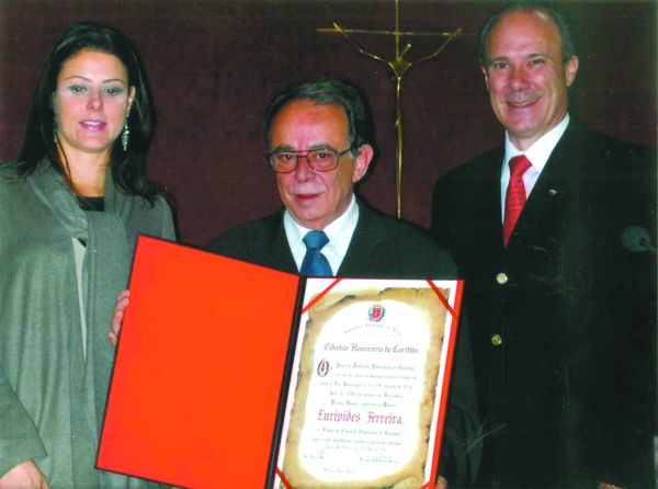 O médico Eurípedes Ferreira, fundador do Serviço de Onco-Hematologia do Hospital Pequeno Príncipe, recebeu o título de Cidadão Honorário de Curitiba, por indicação da vereadora Renata Bueno. O médico, com as credenciais de ter participado do primeiro transplante de medula óssea realizado no país, foi cumprimentado na ocasião pela vereadora e por Renato Mulinari |