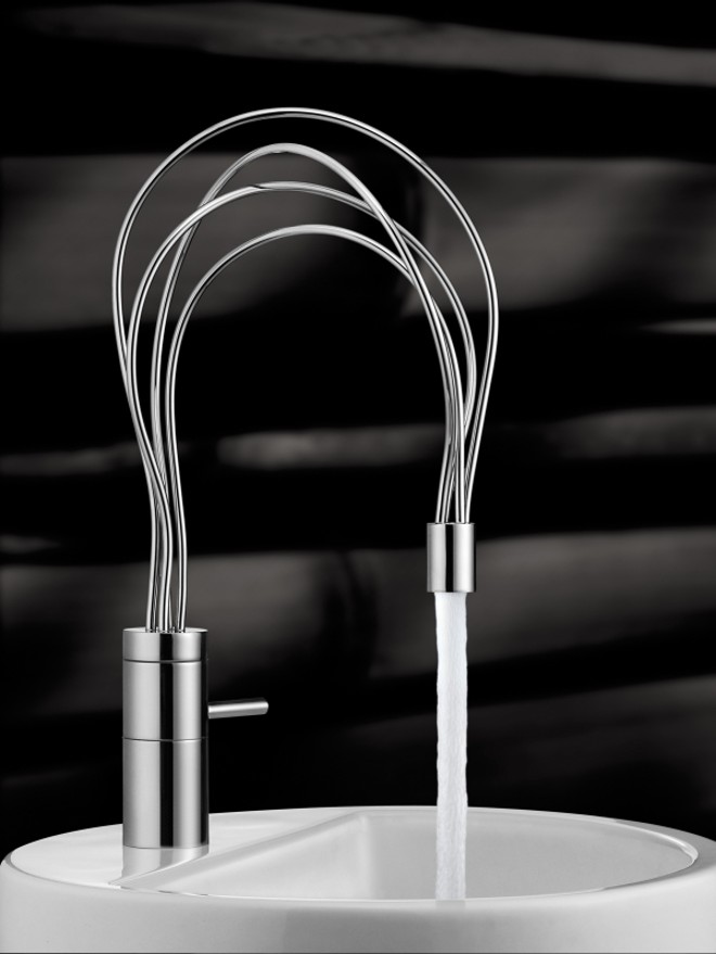 Um botão para água quente e fria e bica com vários canos são algumas características do misturador LorenLoop, da Lorenzetti |