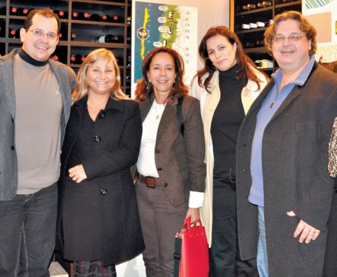 A oftalmologista Tania Schaefer (de bolsa vermelha), presidente da Sociedade Brasileira de Lentes de Contato, Córnea e Refratometria, recebeu para jantar na Expand representantes do laboratório Bausch & Lomb. Em pauta, o V Congresso Brasileiro da entidade, que ocorre em abril de 2011 em Curitiba. Estiveram presentes Fernando Matos (à esq.), da agência WV, Dora Alonso (de preto), gerente nacional da B&L, Gislaine Sachetti, gerente de marketing, e o oftalmologista Fernando Abib | 