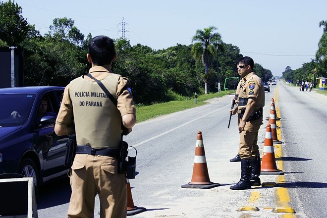 Polícia montou barreiras nos principais acessos do litoral e fez revistas em todos os carros: caça aos suspeitos |
