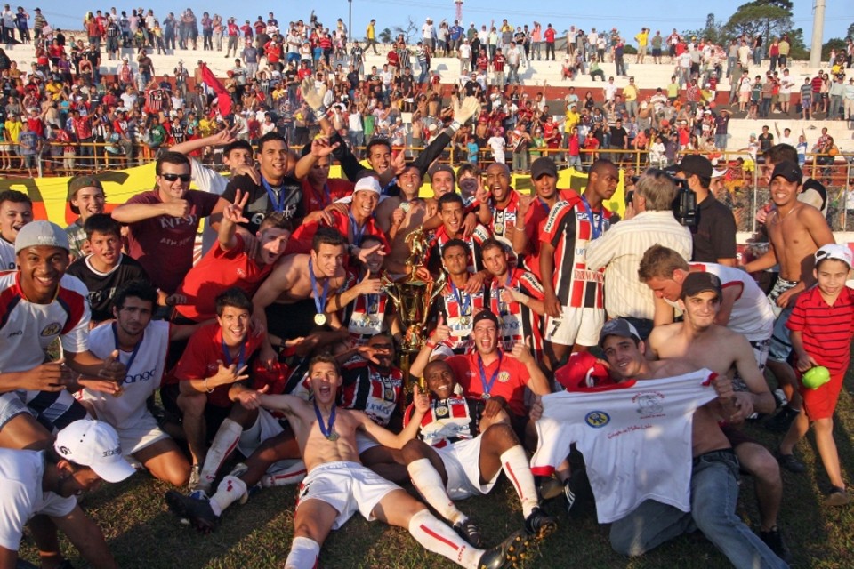 Roma e Arapongas na elite em 2011 Festa para jogadores e torcedores do Roma Apucarana no Estádio Bom Jesus da Lapa: time da cidade goleou o então líder da Divisão de Acesso e conquistou o título na rodada decisiva do certame | Christian Rizzi/ Gazeta do Povo