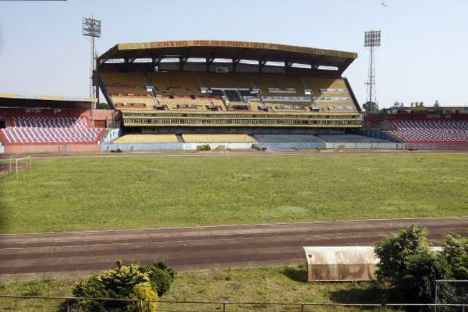 Agora -... Hoje, porém, o piso está deteriorado, assim como todo o estádio | 