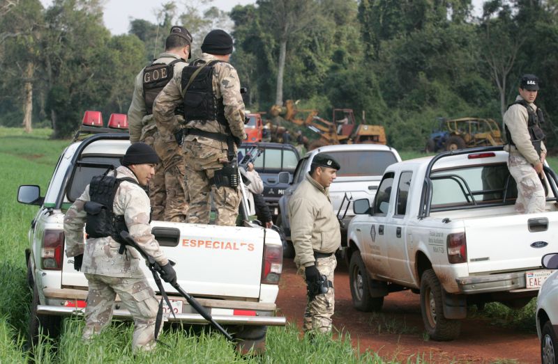 Tensão entre brasiguaios e sem-terra levou os policiais a cercar uma propriedade rural no distrito de San Rafael del Paraná | Cristhian Rizzi / Gazeta do Povo