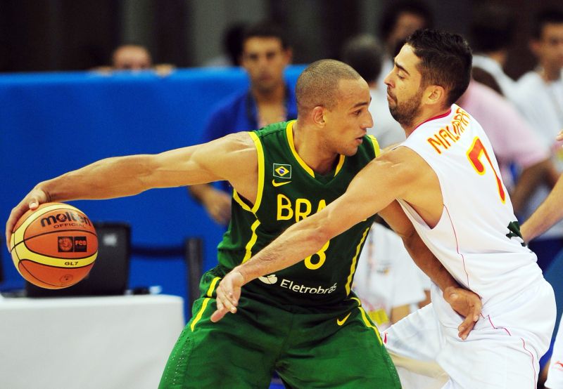 O brasileiro Alex Garcia em lance com Juan Navarro, da Espanha | Rafa Rivas / AFP