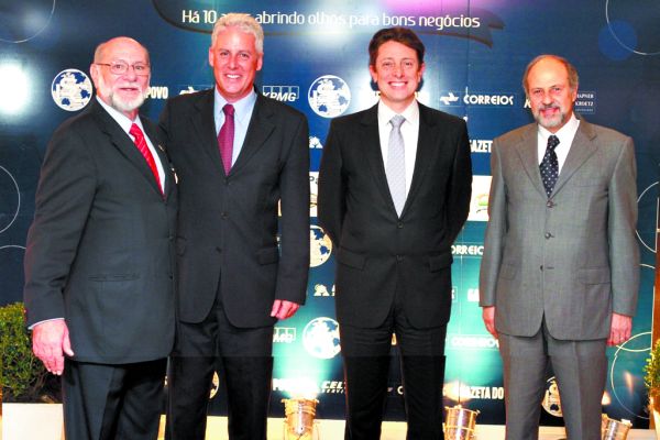 A Câmara Americana de Comércio AMCHAM comemorou 10 anos em evento no Museu Oscar Niemeyer, muito prestigiado. Na ocasião, foram homenageados o escritório de advocacia Hapner & Kroetz e a consultoria KPMG. Os proprietários do escritório, advogados Carlos Eduardo Hapner e Tarcísio Araújo Kroetz, foram parabenizados pelo presidente da AMCHAM Curitiba, Victor Barbosa (à esq.) e pelo diretor executivo da AMCHAM Brasil, Gabriel Rico (à dir.) | Francis Sequinel