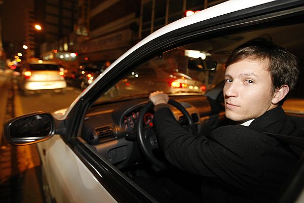 Longe do rush - O que o motorista Ruan Casemiro Stefankowski não suporta é cair em congestionamentos. Na última quinta-feira estava em um, na Rua José Loureiro. Não tem como não ficar irritado, diz. Duas outras coisas insuportáveis são luz alta no rosto e buzina. Ele não liga para quem dirige em alta velocidade. Desde que não me atinja. |