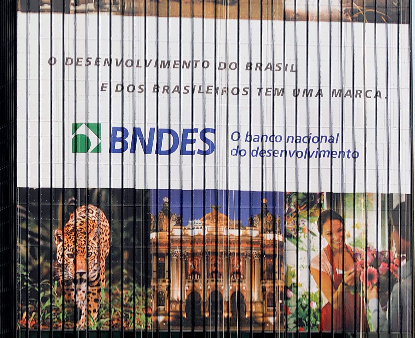 Cartaz promocional de ações do governo no prédio do BNDES, cuja capitalização será discutida na Câmara | Vanderlei Almeida/AFP