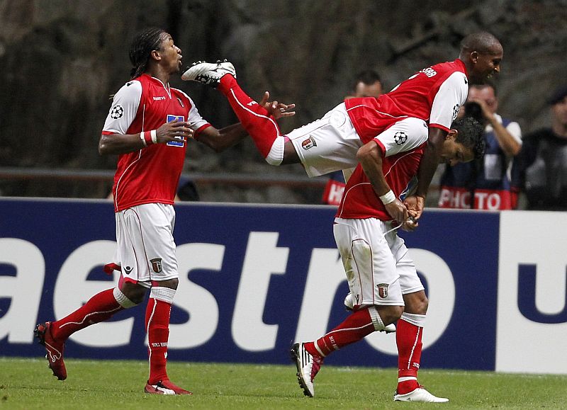 Desconhecido no Brasil, Matheus comemora com o também brasileiro Paulo César nas costas o gol da vitória do Braga | José Manuel Ribeiro / Reuters