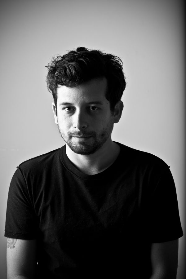 João Paulo Cuenca: projeto Amores Expressos o levou a Tóquio, de onde saiu com o romance O Único Final Feliz para uma História de Amor É um Acidente, publicado agora pela Companhia das Letras | Jorge Bispo/ Divulgação