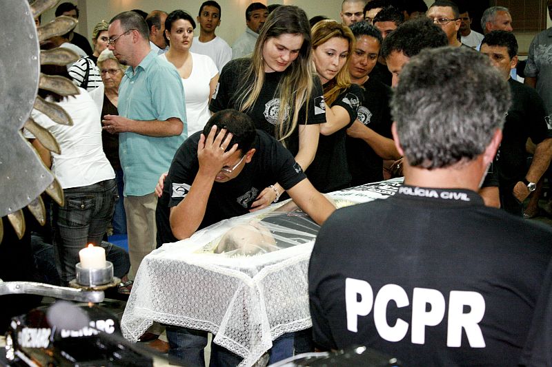 Colegas de trabalho, amigos e familiares choram a morte do delegado José Antonio Zuba durante o velório na Câmara Municipal de Paranaguá: assassinato covarde e sem chance de defesa | Fotos: Bianca Marchini/Gazeta do Povo