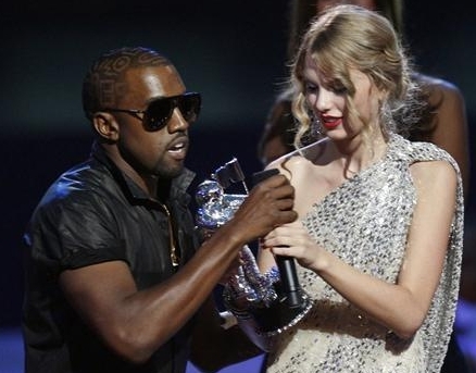Kanye West e Taylor Swift, durante incidente no
último Video Music Awards | Reuters