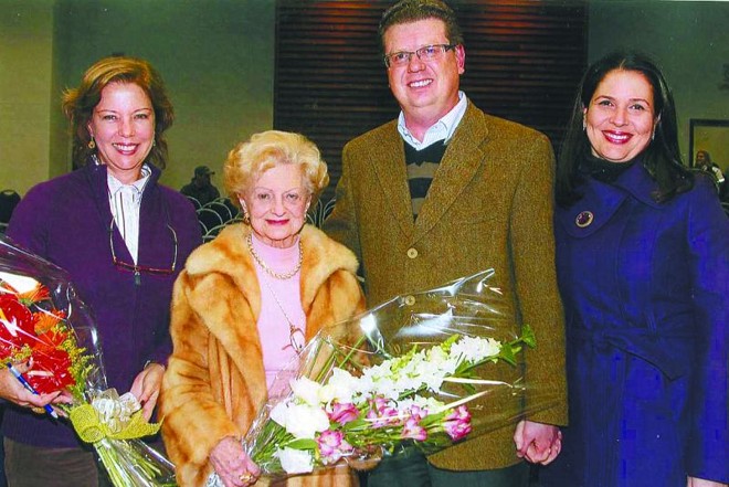 UNIBRASIL FUTURO: O interessante projeto da Unibrasil de realizar palestras com renomados professores e intelectuais brasileiros, visando incentivar e aprimorar o conhecimento de seus alunos, contou com a presença, na última semana, da jornalista e articulista Eliane Cantanhêde, que proferiu aplaudida palestra sobre o cenário político brasileiro no período pré-eleitoral. No evento, no qual recebemos também expressiva homenagem, que muito nos emocionou, a presença de alunos e convidados. Na foto, o presidente da Unibrasil, prof. Clémerson Merlin Cléve, sua esposa, a procuradora da República Marcela Moraes Peixoto, a jornalista e Eliane Cantanhêde |