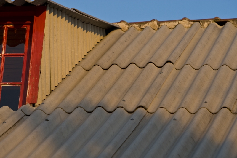 No Brasil, o amianto é usado principalmente na fabricação de telhas e caixas dágua | Antonio Costa/Gazeta do Povo