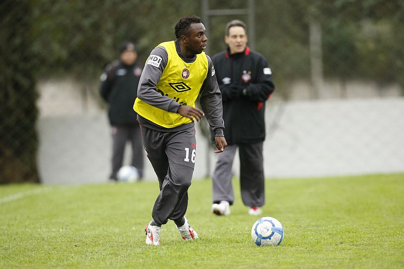 Com efeito suspensivo, Manoel fará dupla com Rhodolfo na zaga atleticana | Valterci Santos / Agência de Notícias Gazeta do Povo