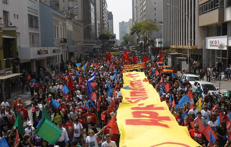 Passeata cruzou algumas das principais ruas do Centro de Curitiba | Jonathan Campos/Agência de Notícias Gazeta do Povo