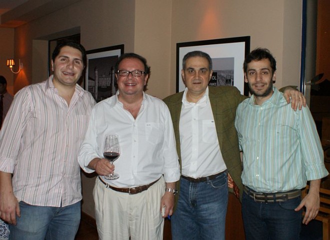 O enólogo Mauro von Siebenthal (com a taça na mão), proprietário da vinícola chilena Von Siebenthal, e Marcio Moualla (à dir.), da importadora Terramatter, do Rio de Janeiro, comandaram anteontem uma movimentada degustação de vinhos no Vin Bistro. Também na foto o empresário Alceu Vezozzo Filho (de paletó), um dos convidados, e Thiago Zraik (à esq.), da Terramatter Curitiba |