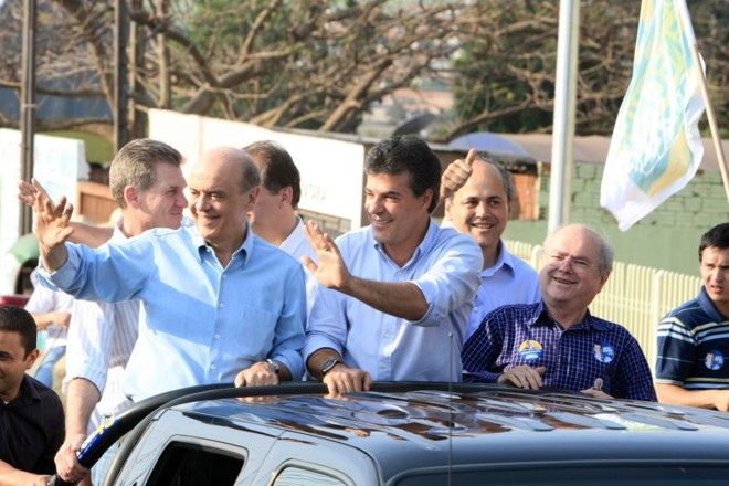 Serra, Beto Richa e Gustavo Fruet (ao fundo) durante carreata em Cascavel |