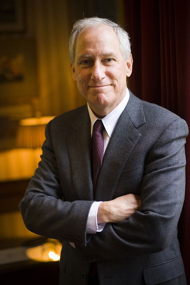 Diretor das bibliotecas de Harvard, Robert Darnton discute o passado e o futuro do livro com o historiador Peter Burke |