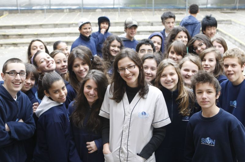 Maria Luísa, de 25 anos , com alunos da 8ª série do Sion: debates gerados a partir de gostos em comum | Aniele Nascimento/Gazeta do Povo