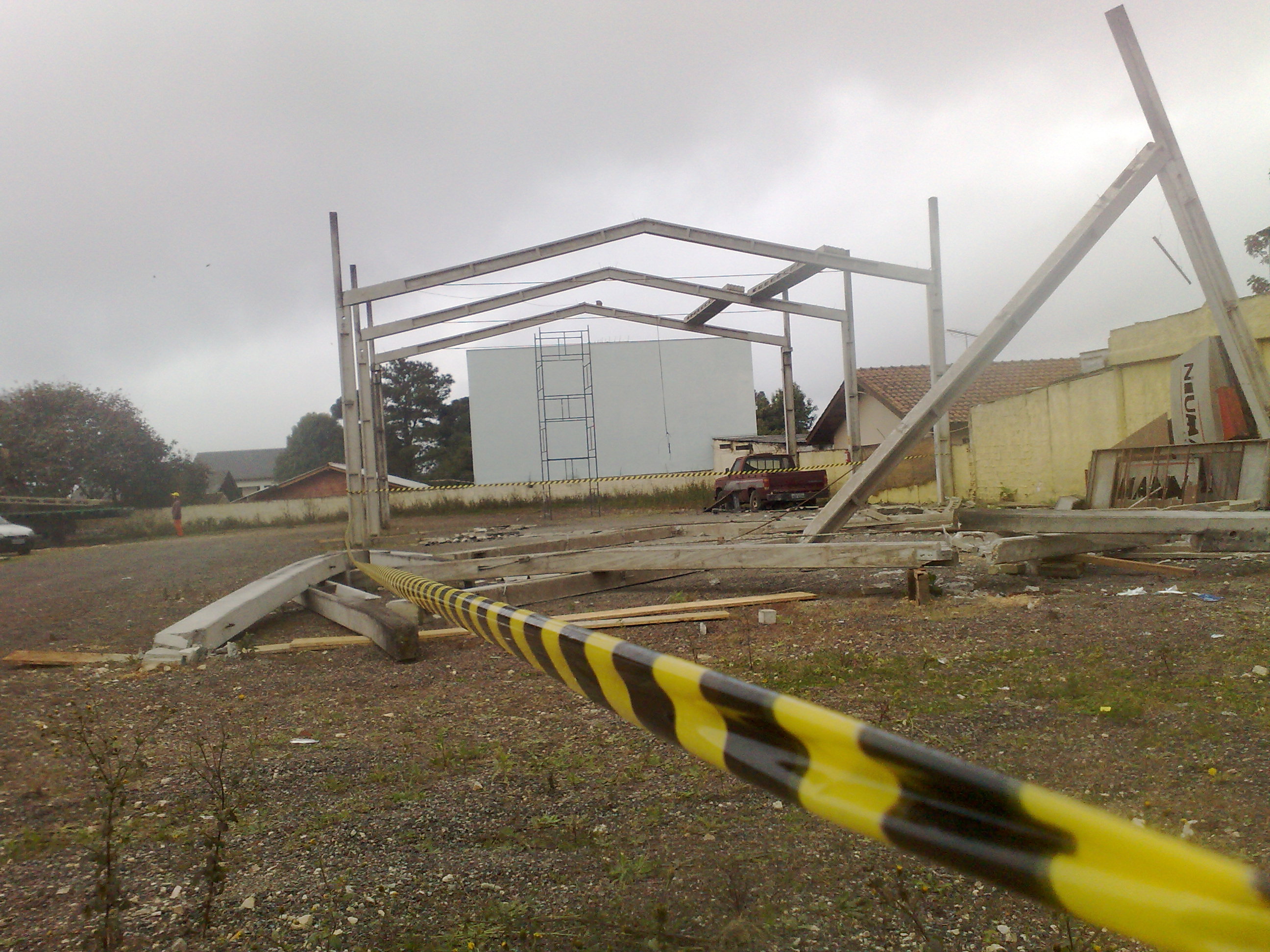 Homem estava na parte superior da estrutura de um barracão quando caiu | Felippe Aníbal / Gazeta do Povo