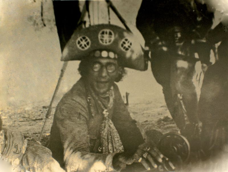 Inédito: uma das poucas fotos que registraram Lampião costurando em uma de suas máquinas Singer, em 1936 | ICCA e Sociedade do cangaço - Foto B. Abrahão