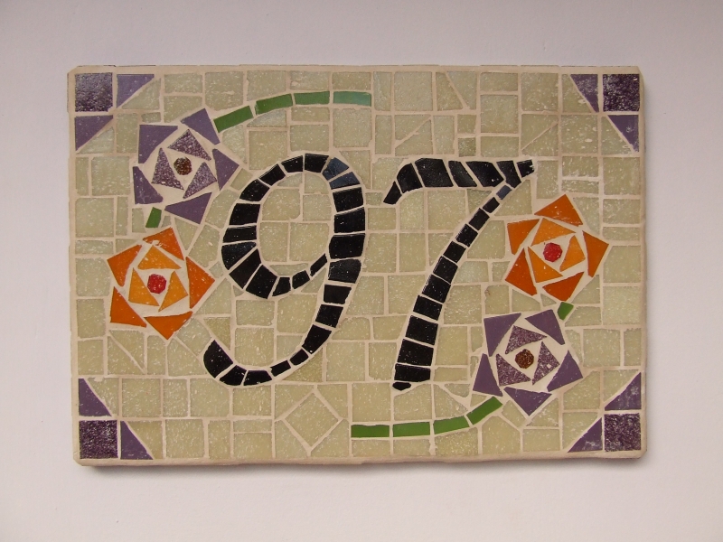 Mosaico de Adriane Smythe com pastilha de cerâmica. A partir de R$ 100 (médio) | Fotos: Divulgação