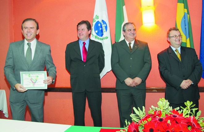 CÂMARA ITALIANA: No jantar de posse da diretoria e conselhos da Câmara Italo-Brasileira de Comércio e Indústria do Paraná, o presidente da entidade, Roberto Colliva, os vice-presidentes Carlo Remondini e Luiz Fernando Carbonera e o conselheiro Carlos Sandrini, presidente do Centro Europeu. O evento aconteceu no restaurante Armazém Italiano |
