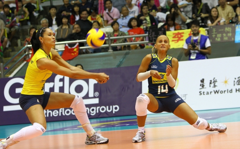 Jaqueline e Fabi durante partida da seleção brasileira na fase de classificação do Grand Prix | FIVB