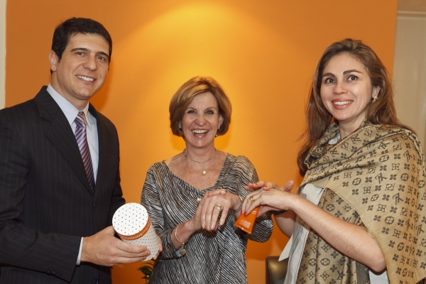 Claudete Matte (ao centro) com Fernando Emiliozzi e Mozania Campos, ambos da Germaine de Capuccini Brasil. Claudete recebeu a dupla em sua CMM Cosméticos, na última segunda-feira junto com profissionais da área de beleza para o lançamento de dois novos produtos da linha de tratamento facial da marca espanhola | Diego Pisante