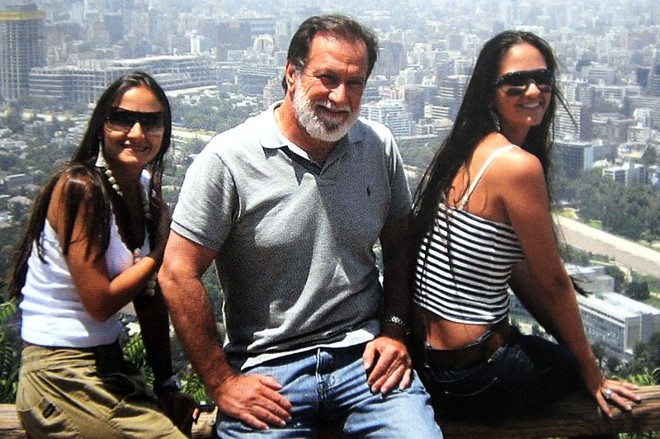 Osmar com as filhas Rebeca e Daniela |