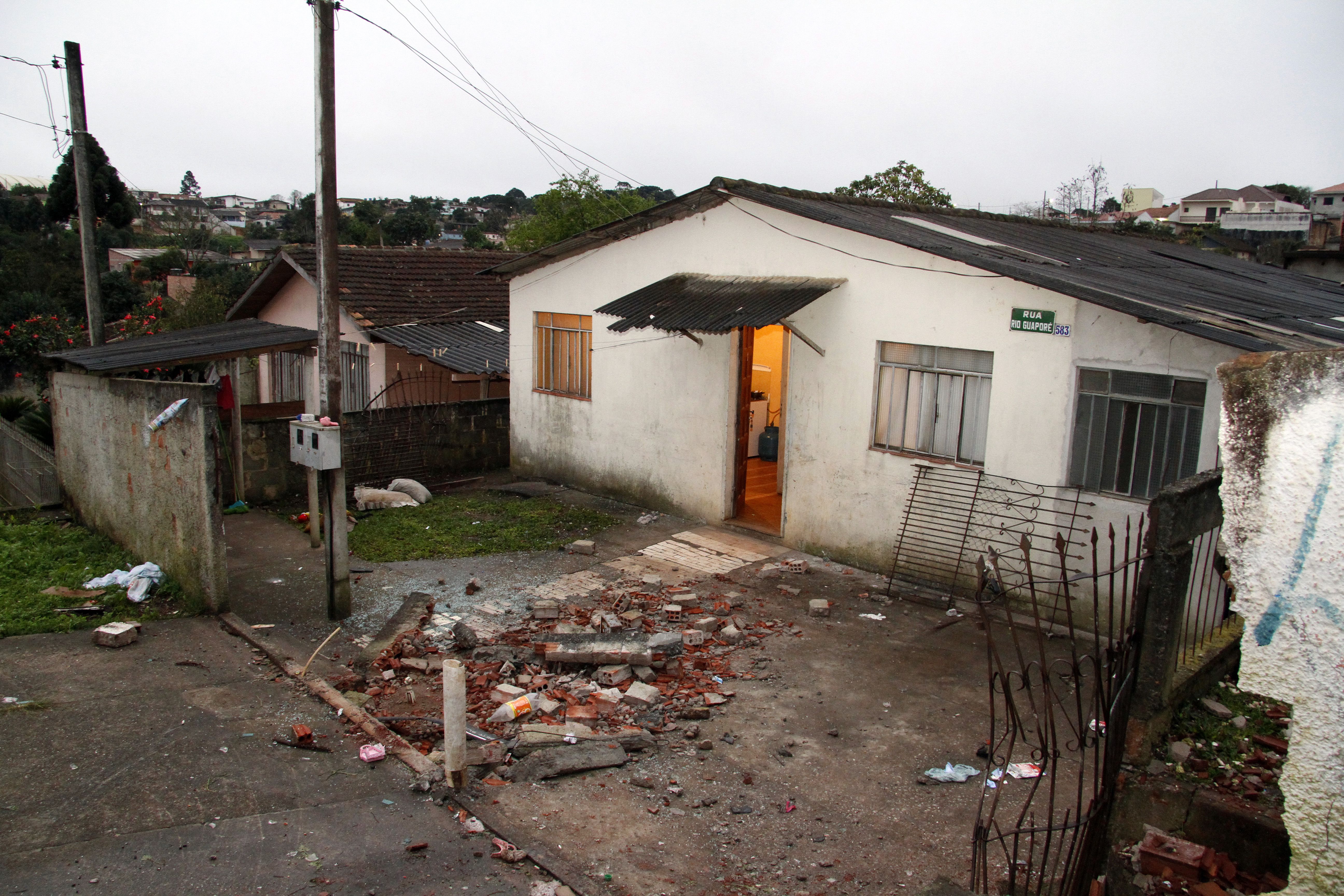 Muro da casa foi derrubado pelo carro. Motorista está preso. | Daniel Devereck - Agência de Notícias Gazeta do Povo