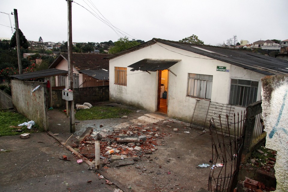 Muro da casa foi derrubado pelo carro. Motorista está preso. | Daniel Devereck - Agência de Notícias Gazeta do Povo