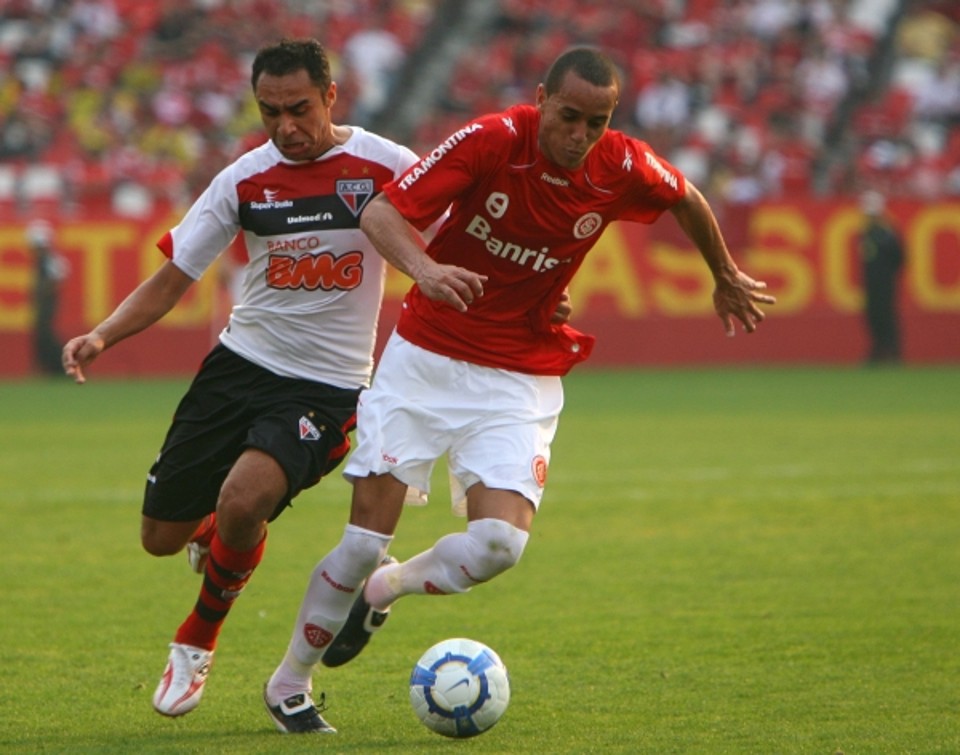 Internacinal 1 x Atlético-GO 1 Derley, do Internacional, tenta a jogada no empate com o lanterna Atlético-GO | Lucas Uebel /Vipcomm