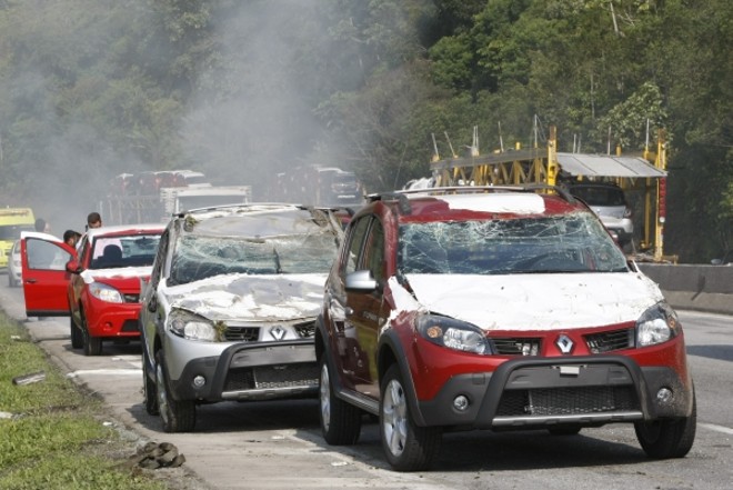 Os veículos se desprenderam da carreta e acabaram na pista contrária | 